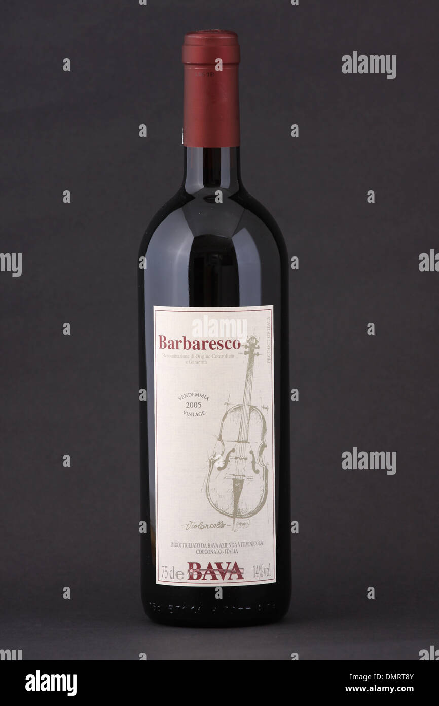 Una bottiglia di Vini italiani rossi, Barbaresco DOCG, Vendemmia annata 2005, bava, violoncello, Italia Foto Stock
