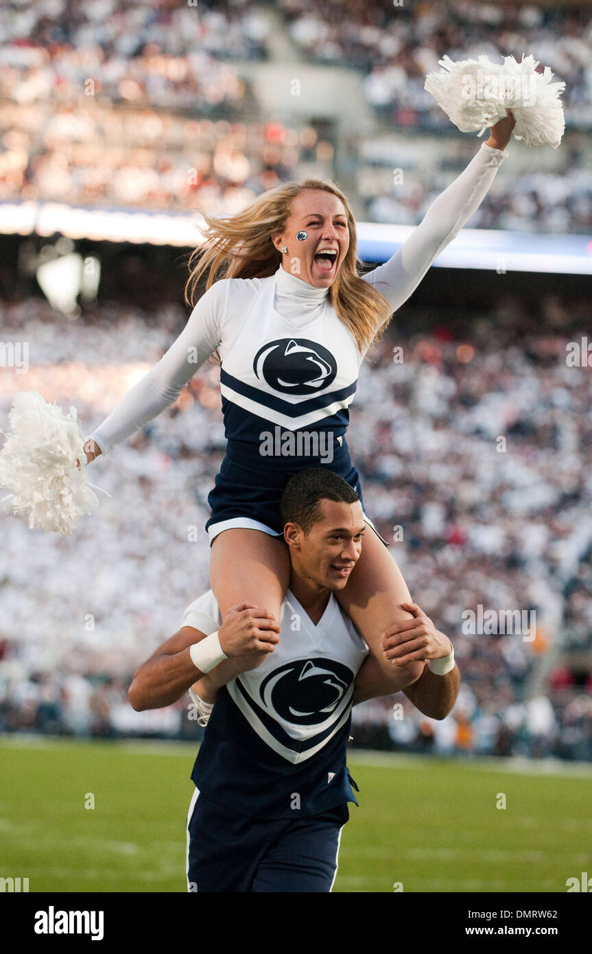 La Penn State Nittany Lions cheerleaders celebrare un touchdown durante una partita contro la Ohio State Buckeyes a Beaver Stadium di State College PA. Ohio State ha vinto il gioco 24-7. (Credito Immagine: © Mark Konezny/Southcreek globale/ZUMApress.com) Foto Stock