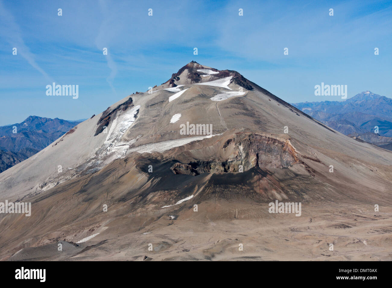Vulcano montagne delle Ande Cile desolata colorato sfiati sterile a flusso di lava montanas Cero Azul Descabazado Vulcano Foto Stock