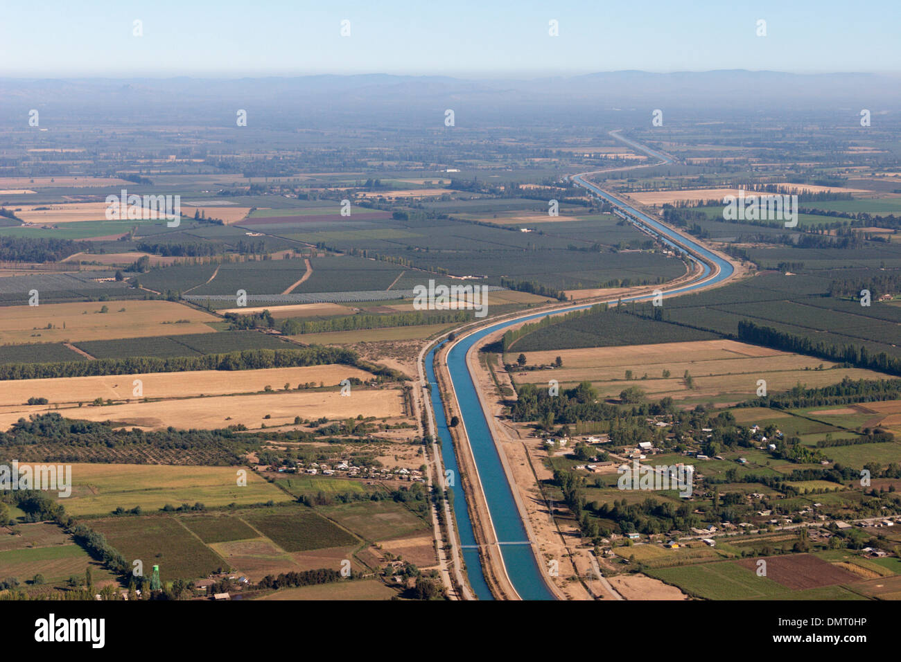 Canale di irrigazione centrale agricoltura Cile Foto Stock