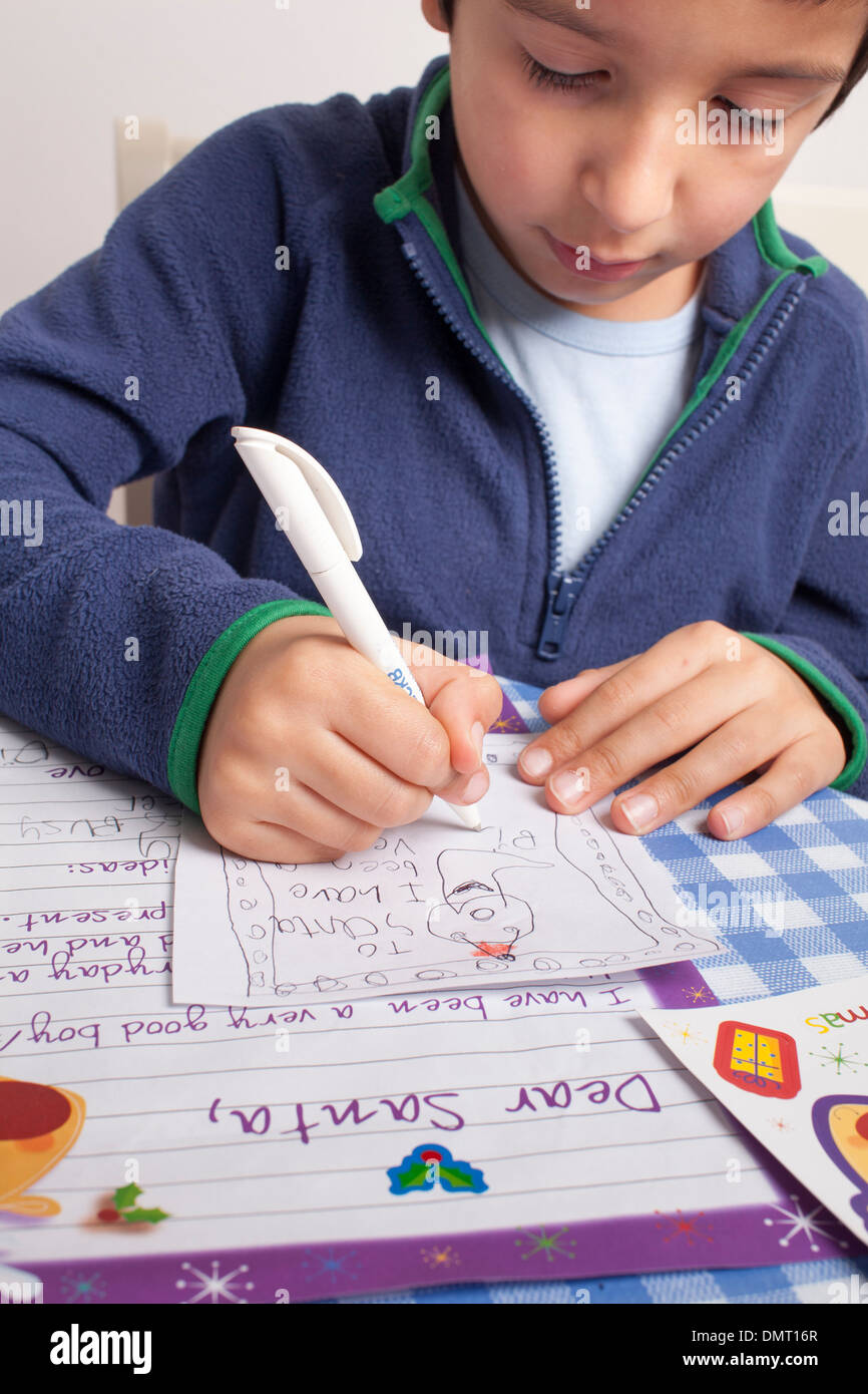 Ragazzo scrive la lettera a Santa Foto Stock