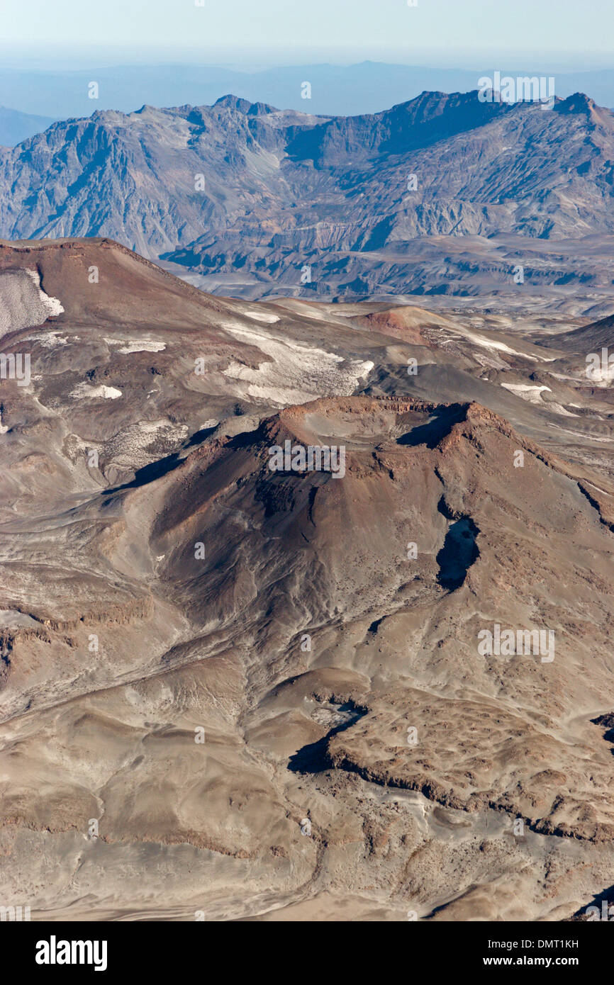 Vulcano montagne delle Ande Cile desolata colorato sfiati sterile a flusso di lava montanas Cero Azul Descabazado Vulcano Foto Stock