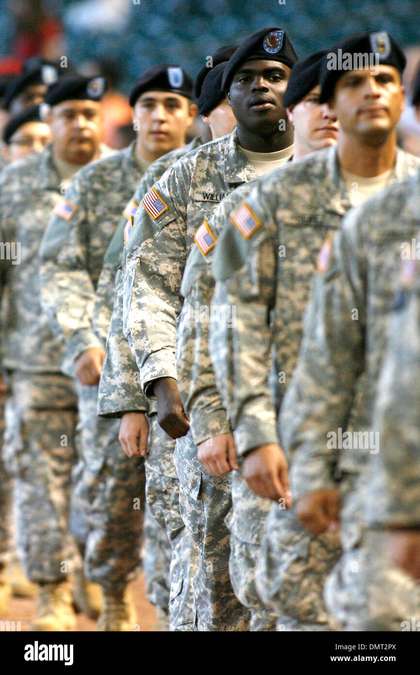 Astros onorando fuori Texas National Guard per come si stanno preparando per la distribuzione per il Medio Oriente al Minute Maid Park a Houston in Texas. (Credito Immagine: © Luis Leyva/Southcreek globale/ZUMApress.com) Foto Stock