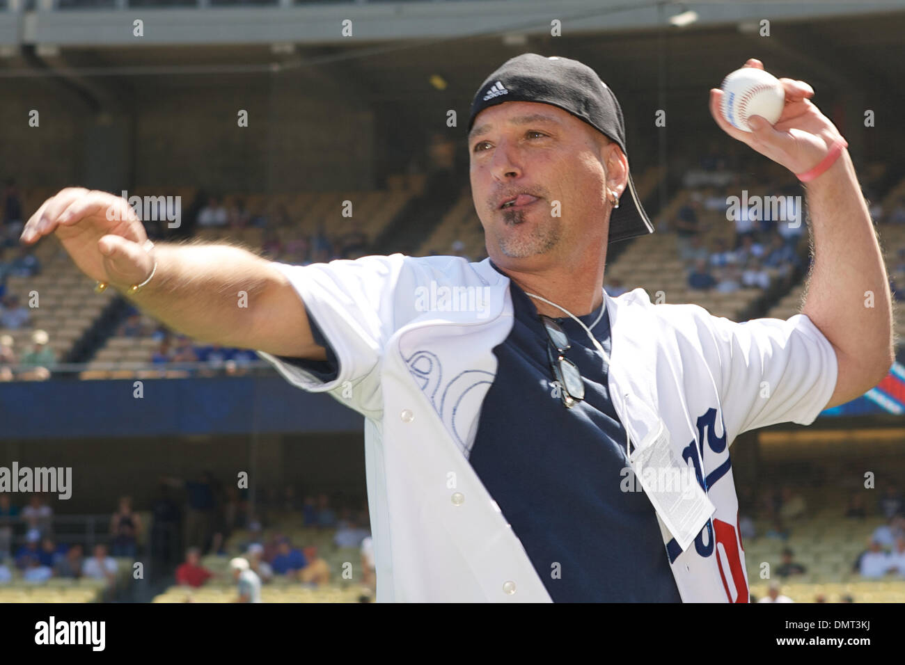 Azione di gioco tra i San Francisco Giants e il Los Angeles Dodgers al Dodger Stadium. Howie Mandel si riscalda nella preparazione di buttare il cerimoniale di primo passo prima di avviare dei giganti vs Dodgers. (Credito Immagine: © Tony Leon/Southcreek globale/ZUMApress.com) Foto Stock