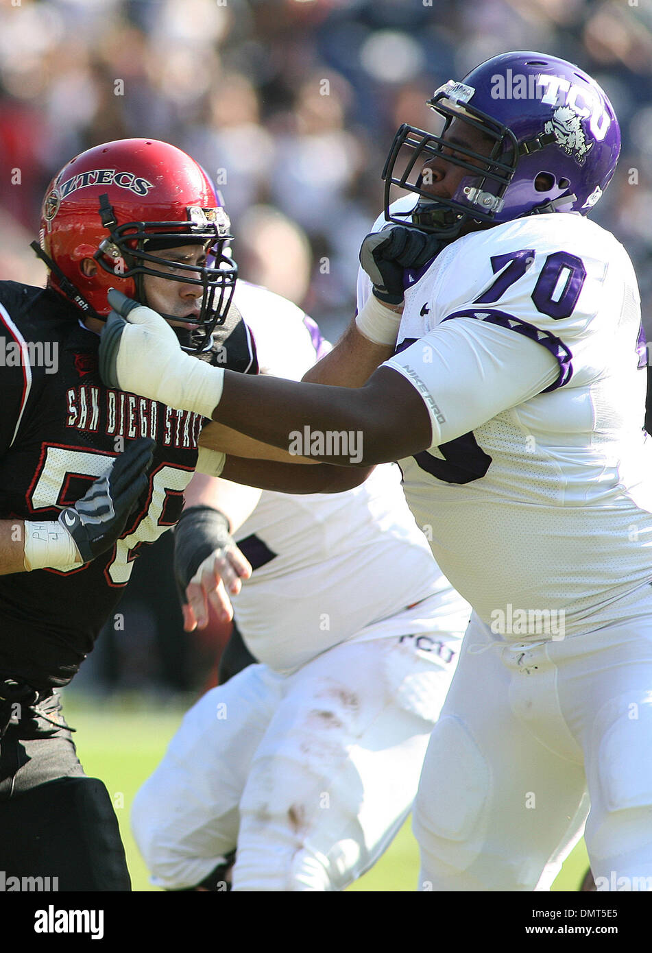 San Diego State Aztec Jonathan Soto cerca di ottenere da Marshall Newhouse durante il secondo trimestre azione contro la TCU Presso Qualcomm Stadium di San Diego CA. TCU sconfitto SDSU 55-12. (Credito Immagine: © Nick Morris/Southcreek globale/ZUMApress.com) Foto Stock