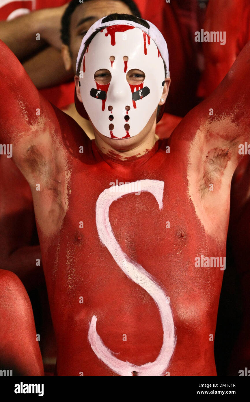 13 Novembre 2009: UC Bearcat ventole nel gioco tra il West Virginia alpinisti e UC Bearcats suonata in Nippert Stadium di Cincinnati, OH. (Credito Immagine: © Giovanni Longo/Southcreek globale/ZUMApress.com) Foto Stock