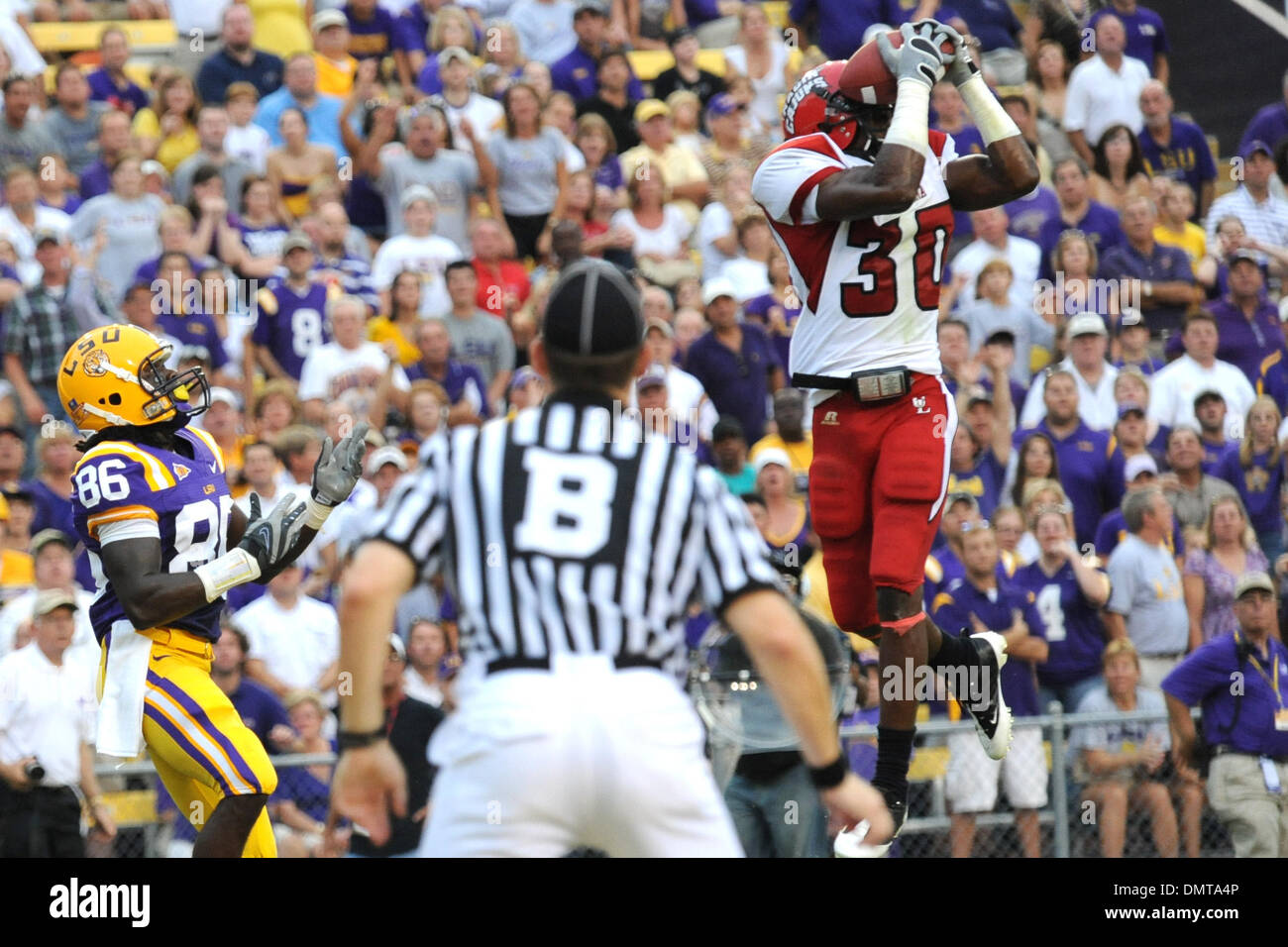Accesso disaggregato alla rete locale di sicurezza gratuita, Gerren Blount, intercetta un passaggio destinato per UBA wide receiver, Chris Mitchell durante il sabato sera la sfida tra le università di Lafayette, in Louisiana e LSU in Tiger Stadium. La LSU avrebbe vinto il gioco 31-3. (Credito Immagine: © Stacy Revere/Southcreek globale/ZUMApress.com) Foto Stock