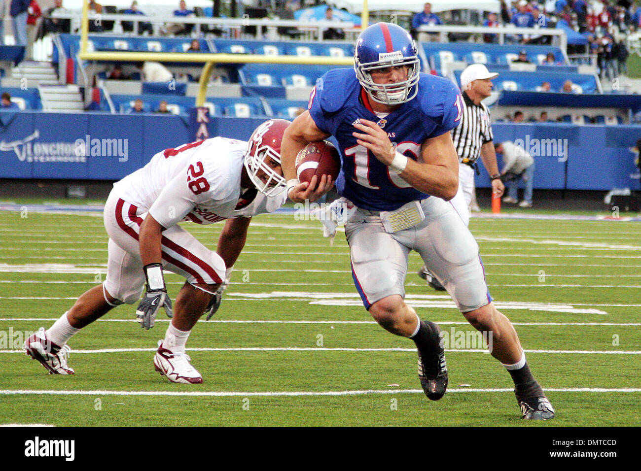 Kansas wide receiver Kerry Meier (10) riceve da Oklahoma linebacker Travis Lewis (28) durante l'Oklahoma 35-13 della vittoria contro Kansas presso il Memorial Stadium di Lawrence, KS. (Credito Immagine: © Jacob Paulsen Southcreek/Global/ZUMApress.com) Foto Stock