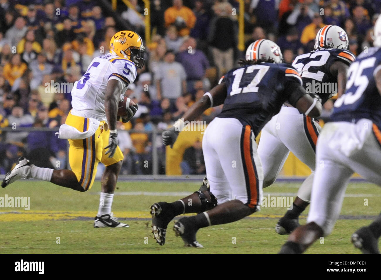 La LSU running back, #5 Keiland Williams, è perseguito dalla Auburn giocatori difensivi, durante le notti di Sabato SEC West match tra la Auburn Tigers e la LSU Tigers. La LSU avrebbe vinto il gioco 31-10. (Credito Immagine: © Stacy Revere/Southcreek globale/ZUMApress.com) Foto Stock