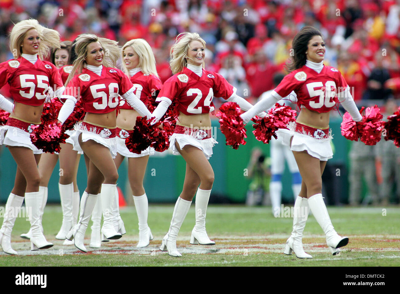 Kansas City Chiefs cheerleaders intrattenere la folla durante il caricabatterie 37-7 vittoria sui capi di Arrowhead Stadium di Kansas City, Missouri. (Credito Immagine: © Jacob Paulsen Southcreek/Global/ZUMApress.com) Foto Stock