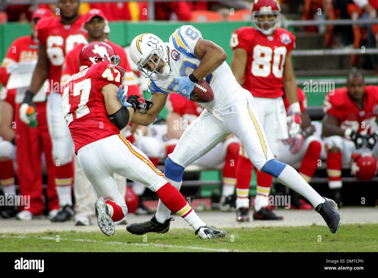 Kansas City Chiefs safety Jon McGraw (47) tira San Diego Chargers wide receiver Vincent Jackson (83) al suolo durante il caricabatterie 37-7 vittoria sui capi di Arrowhead Stadium di Kansas City, Missouri. (Credito Immagine: © Jacob Paulsen Southcreek/Global/ZUMApress.com) Foto Stock