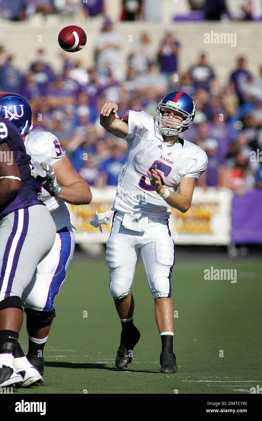 Kansas quarterback Todd Reesing (5) passa durante la prima metà di azione nel gioco tra il Kansas State Wildcats e il Kansas Jayhawks essendo giocato a Bill Snyder famiglia Stadium. Alla fine del primo semestre del Kansas stato porta Kansas 10-7. (Credito Immagine: © Jacob Paulsen Southcreek/Global/ZUMApress.com) Foto Stock