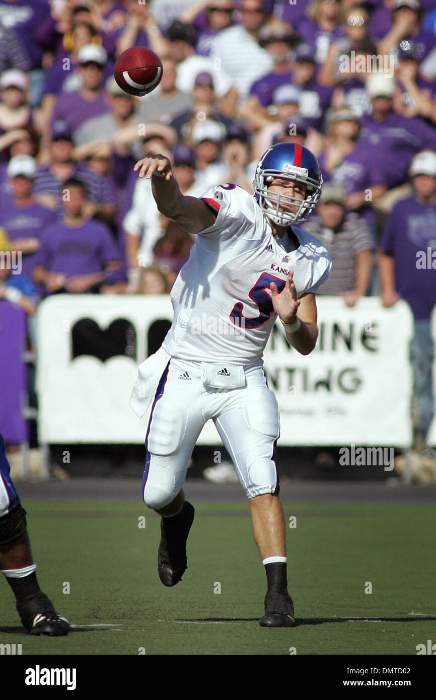 Kansas quarterback Todd Reesing (5) passa durante la prima metà di azione nel gioco tra il Kansas State Wildcats e il Kansas Jayhawks essendo giocato a Bill Snyder famiglia Stadium. Alla fine del primo semestre del Kansas stato porta Kansas 10-7. (Credito Immagine: © Jacob Paulsen Southcreek/Global/ZUMApress.com) Foto Stock