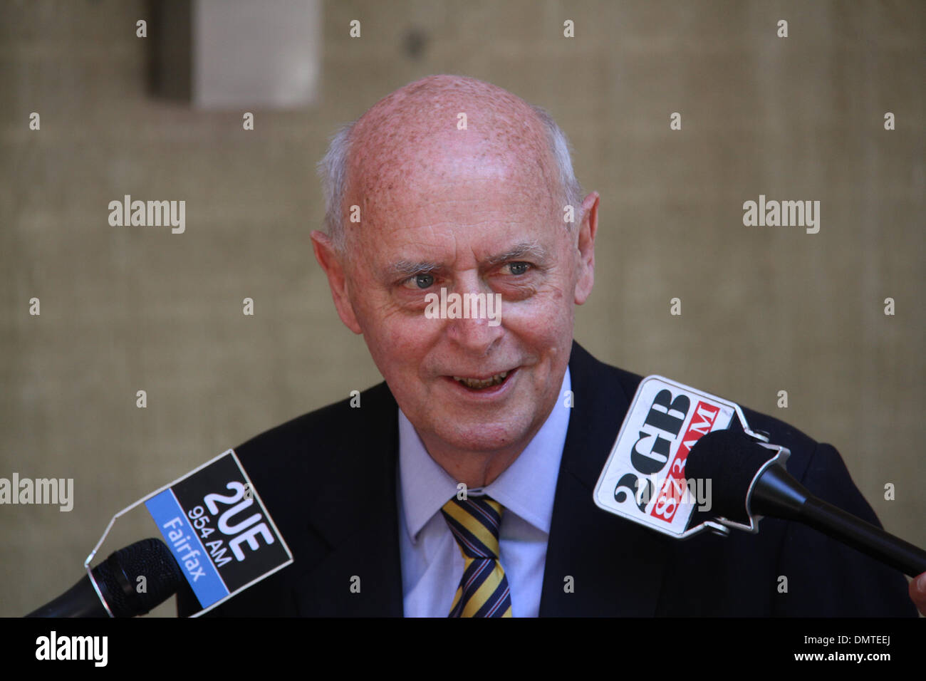 Al di fuori di Sydney Centro di polizia, Goulburn Street Surry Hills, Sydney, NSW, Australia. Il 17 dicembre 2013. Michael Lonie, NSW Stato direttore, National Retail Association parla di media circa il funzionamento Lightfingers. Ufficiali attaccata alla Redfern Regione plotone di esecuzione, assistito dalla polizia di Sydney City, Leichhardt e sobborghi Orientali Area Locale comandi, ha lavorato in collaborazione con prevenzione di perdita di personale da parte di un certo numero di grandi magazzini e mirate proprietà sistematico furto. Credito: Richard Milnes/Alamy Live News Foto Stock