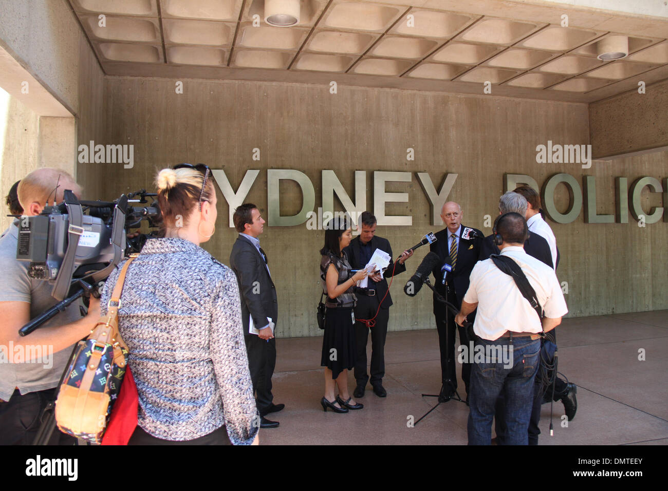 Al di fuori di Sydney Centro di polizia, Goulburn Street Surry Hills, Sydney, NSW, Australia. Il 17 dicembre 2013. Michael Lonie, NSW Stato direttore, National Retail Association parla di media circa il funzionamento Lightfingers. Ufficiali attaccata alla Redfern Regione plotone di esecuzione, assistito dalla polizia di Sydney City, Leichhardt e sobborghi Orientali Area Locale comandi, ha lavorato in collaborazione con prevenzione di perdita di personale da parte di un certo numero di grandi magazzini e mirate proprietà sistematico furto. Credito: Richard Milnes/Alamy Live News Foto Stock