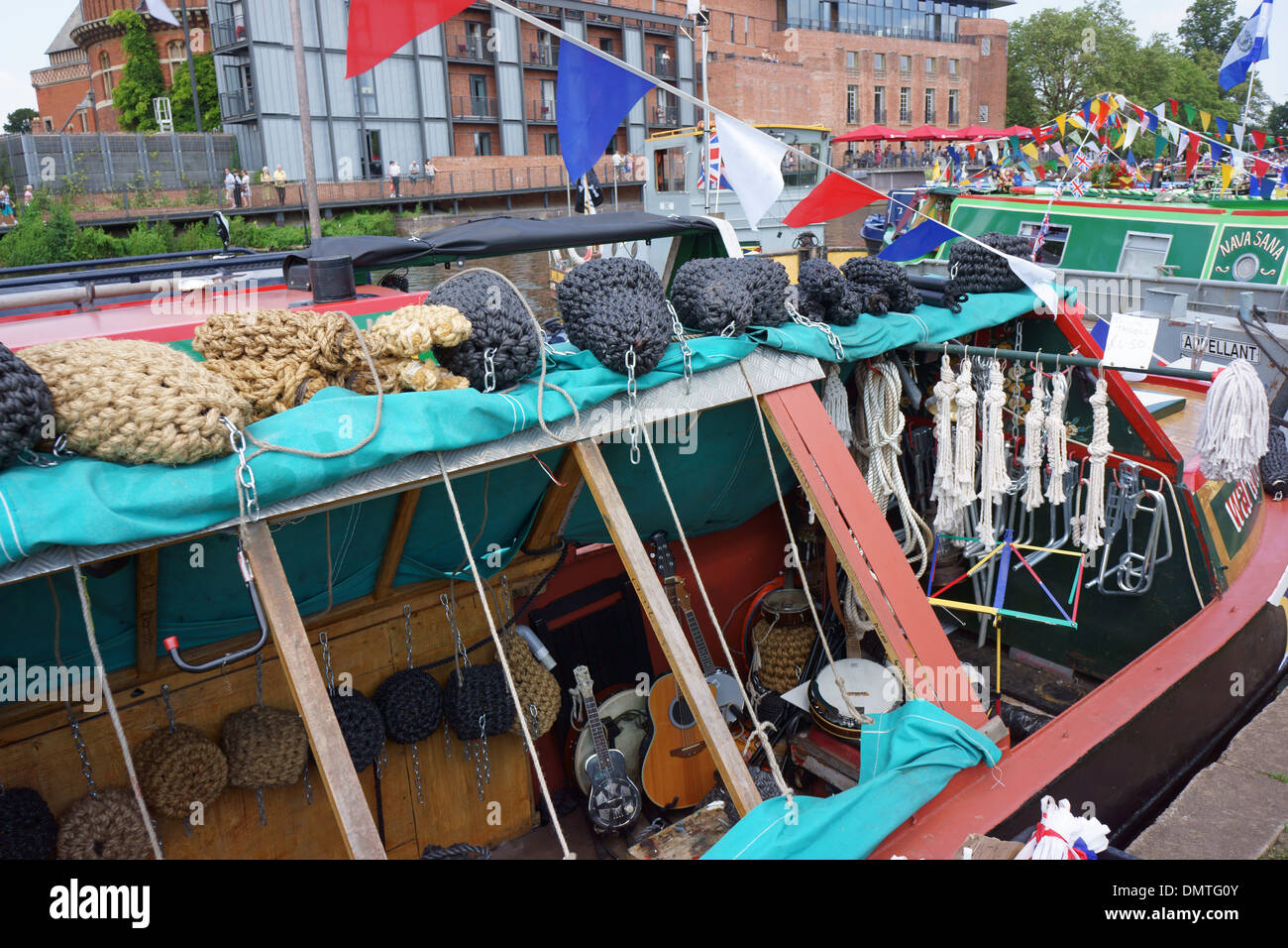 Un narrowboat è stato allestito come un magazzino di alimentazione di attrezzature e accessori per narrowboats. Foto Stock