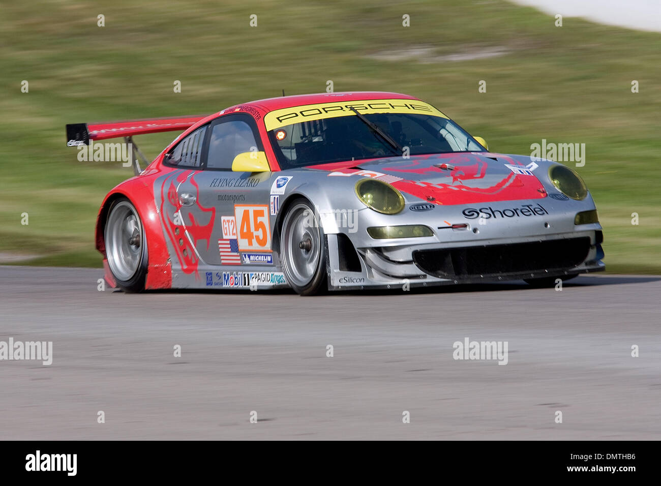 Il Flying Lizard GT2 la Porsche gare intorno alla pista di Mosport Park, Bowmanville, Ontario. (Credito Immagine: © Terry Ting/Southcreek globale/ZUMApress.com) Foto Stock