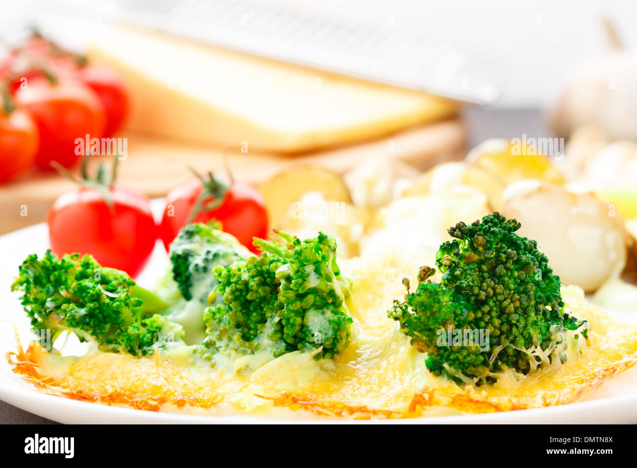 Broccoli al gratin con formaggio e patate al forno Foto Stock
