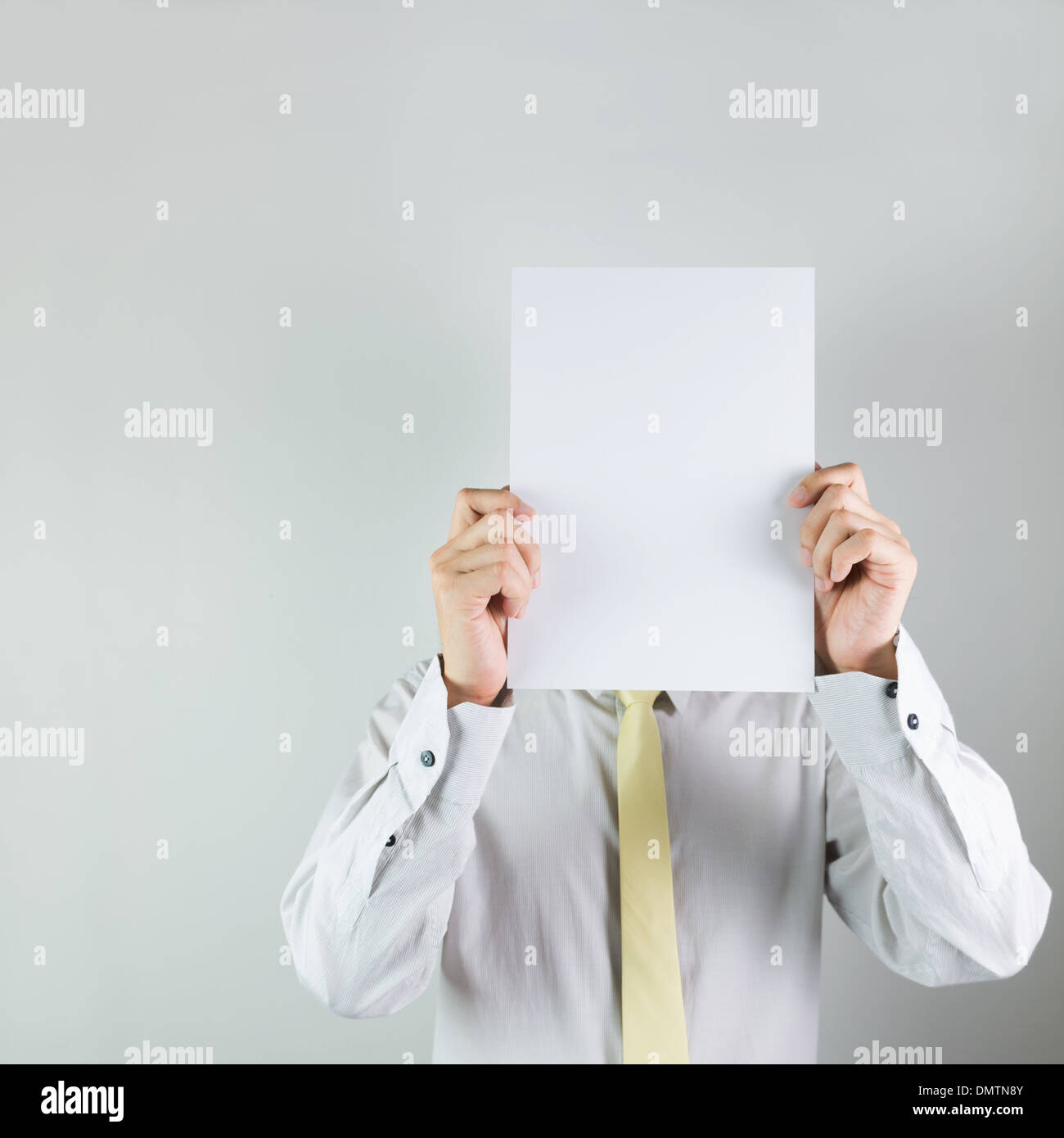 Uomo con vuoto scheda bianca sul suo volto su sfondo bianco Foto Stock