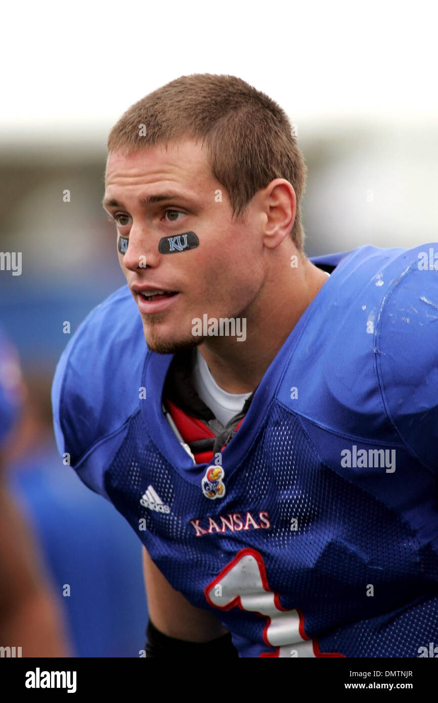 Kansas running back Jake Sharp (1) corre sul campo prima di azione di gioco fra il Kansas Jayhawks e il Nebraska Cornhuskers essendo svolto presso il Memorial Stadium di Lawrence, Kansas. Il Nebraska beat Kansas 31-17. (Credito Immagine: © Jacob Paulsen Southcreek/Global/ZUMApress.com) Foto Stock