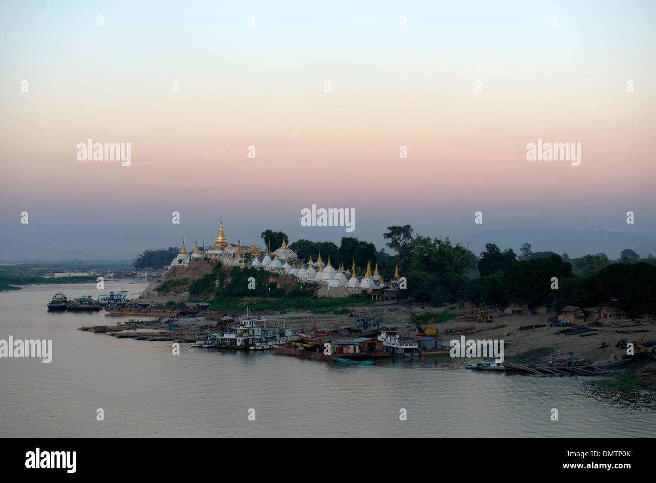 Visualizzare ad Amarapura oltre il Rover Irrawaddy, Mandalay Myanmar (Birmania). Foto Stock
