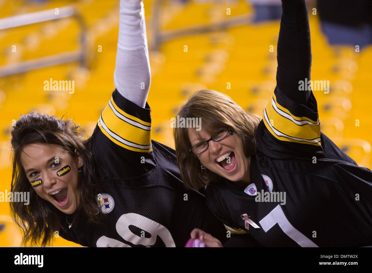 04 ottobre 2009: Pittsburgh Steelers fans celebrare una vittoria di Steelers seguendo la NFL partita di calcio tra San Diego Chargers e Pittsburgh Steelers a Heinz Field di Pittsburgh, in Pennsylvania. Lo Steelers ha sconfitto i caricatori 38-28. (Credito Immagine: © Frank Jansky/Southcreek globale/ZUMApress.com) Foto Stock