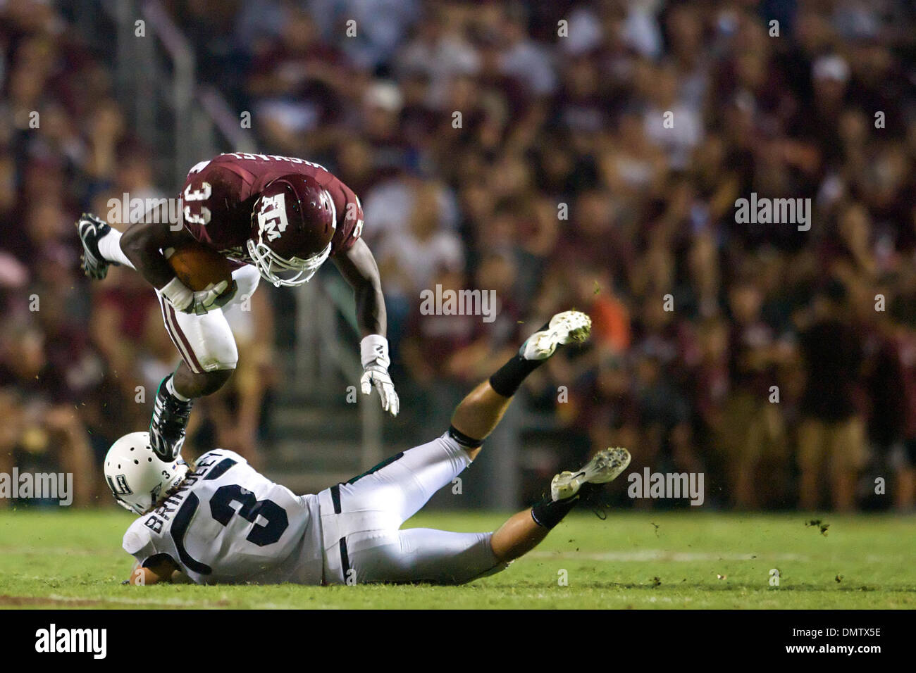Danielle James (#3) della Utah State Aggies upends Christine Michael (#33) del Texas A&M University Aggies. Il Texas A&M Aggies sconfitto la Utah State Aggies 38-30 a Kyle Campo in College Station, TX. (Credito Immagine: © Anthony Vasser/Southcreek globale/ZUMApress.com) Foto Stock