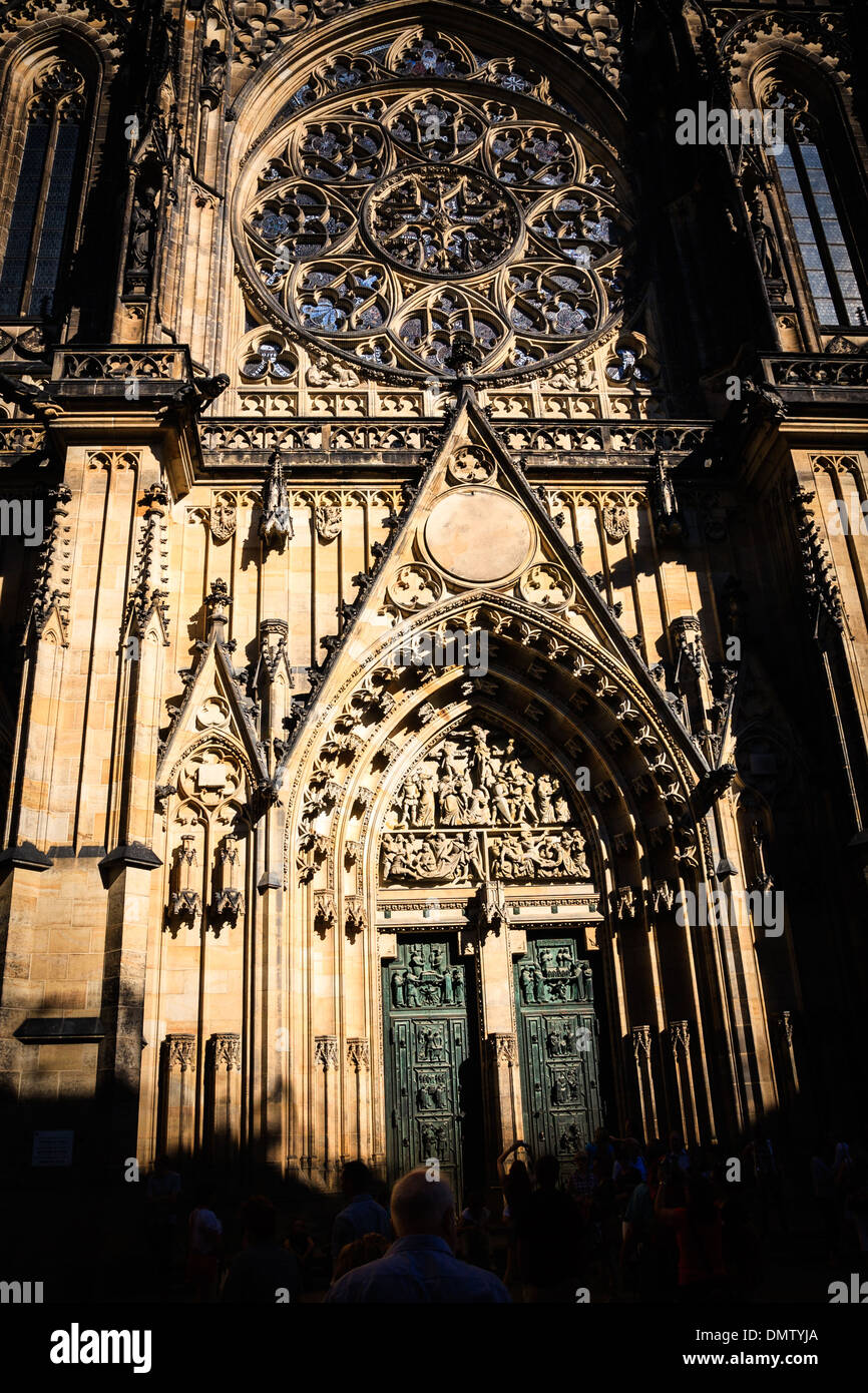 La facciata della cattedrale di San Vito a Praha, Repubblica Ceca Foto Stock
