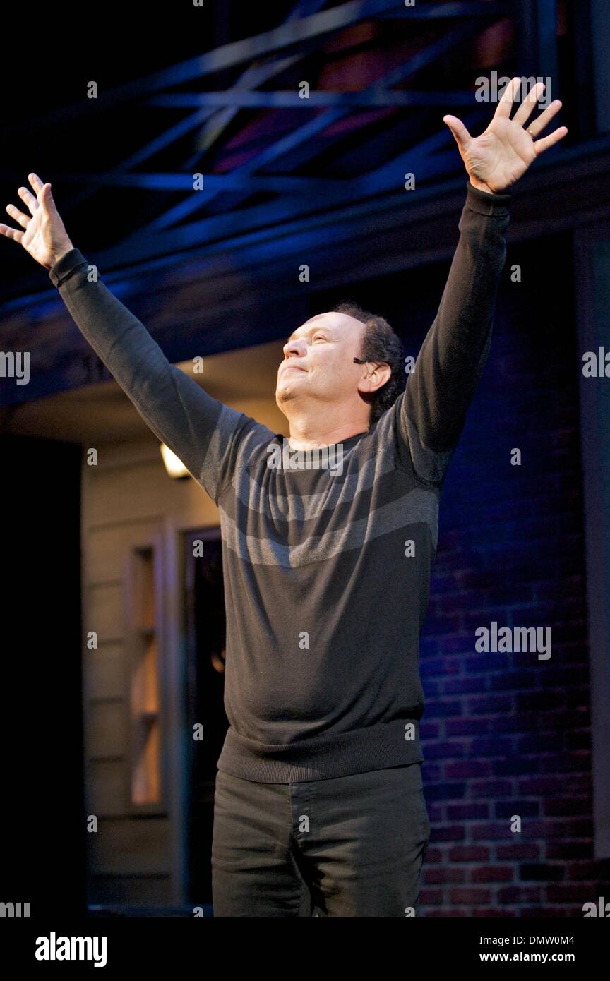 Sett. 9, 2009 - Washington D.C, STATI UNITI - 9 Settembre 2009: apertura notturna Curtain Call per Billy Crystal esegue il suo one man show 700 Apertura domenica notte al Teatro Nazionale di Washington D.C. (Credito Immagine: © Southcreek globale/ZUMApress.com) Foto Stock