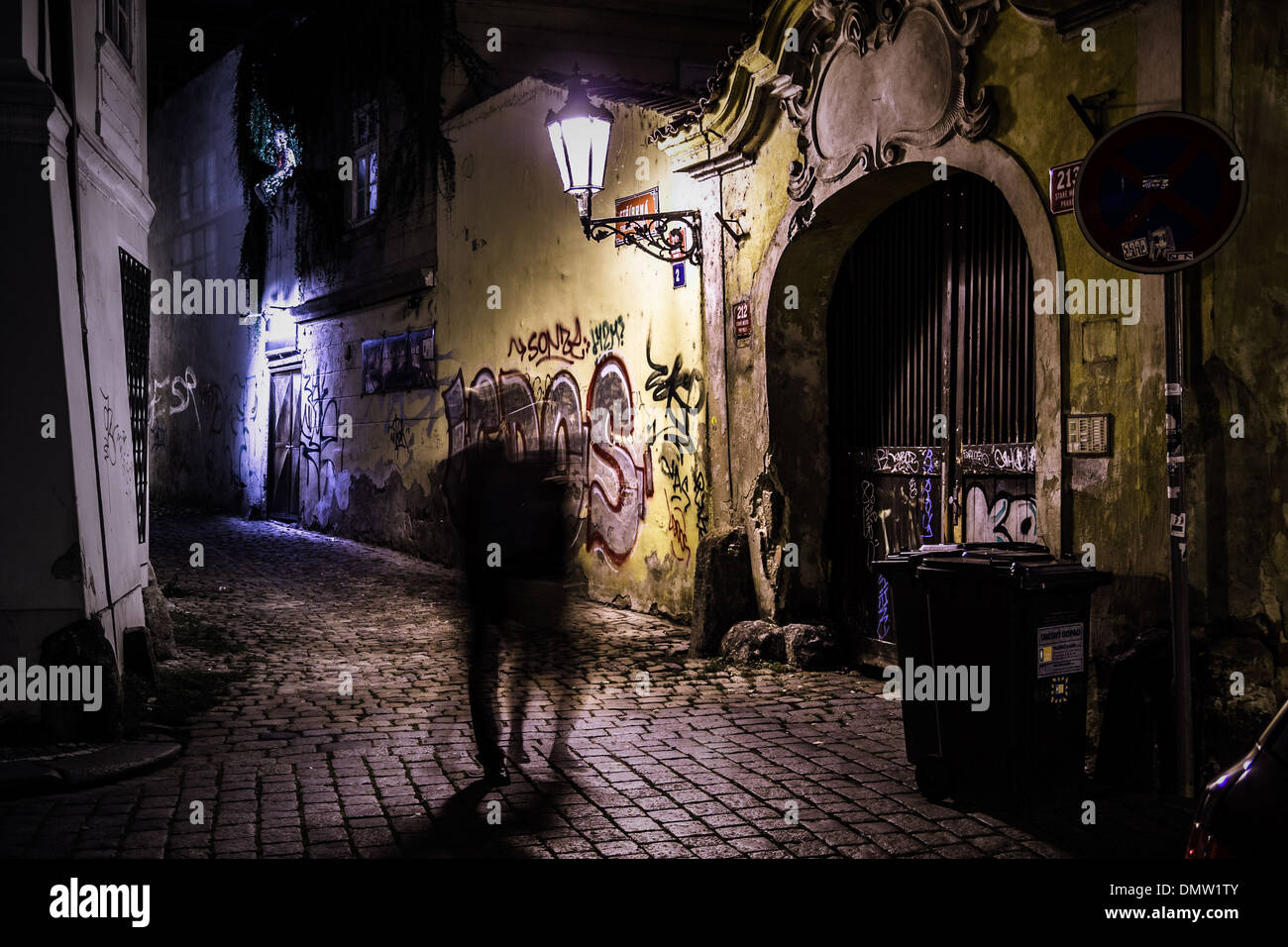 Silhouette in un vicolo buio a Praga Foto Stock