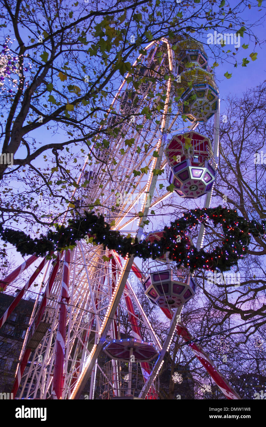 La ruota panoramica Ferris presso il mercato di Natale, Leicester Square, Londra, Inghilterra Foto Stock