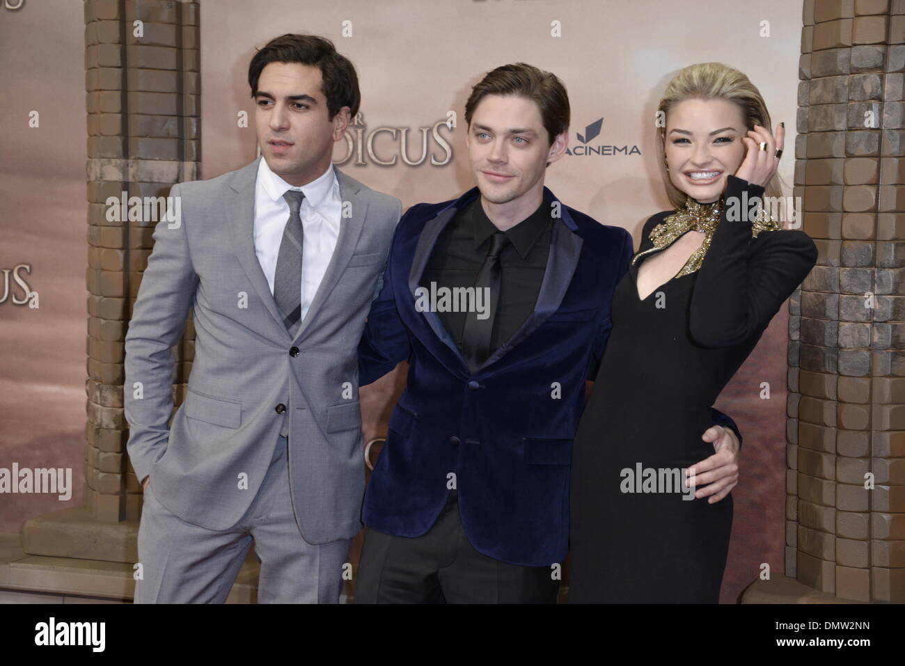 Berlino, Germania. Xvi Dec, 2013. Elyas M'Barek (attore austriaco), Tom Payne (attore britannico) e Emma Rigby (attrice britannica) partecipare alla Premiere di "Medico' a Berlino. Credito: dpa picture alliance/Alamy Live News Foto Stock