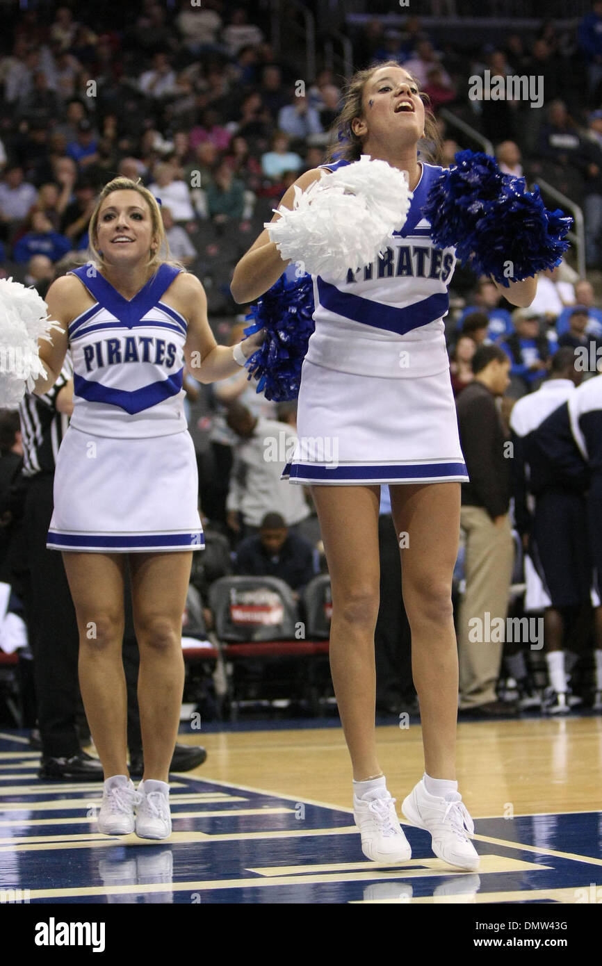 Nov. 13, 2009 - Newark, New Jersey, Stati Uniti - 13 Novembre 2009: Seton Hall cheerleader durante l'azione di gioco nel primo semestre tenuto presso il Centro Prudential a Newark, New Jersey. Seton Hall sentieri St Peters 27 - 22..Mandatory Credit: Alan Maglaque / Southcreek globale di credito (Immagine: © Southcreek globale/ZUMApress.com) Foto Stock