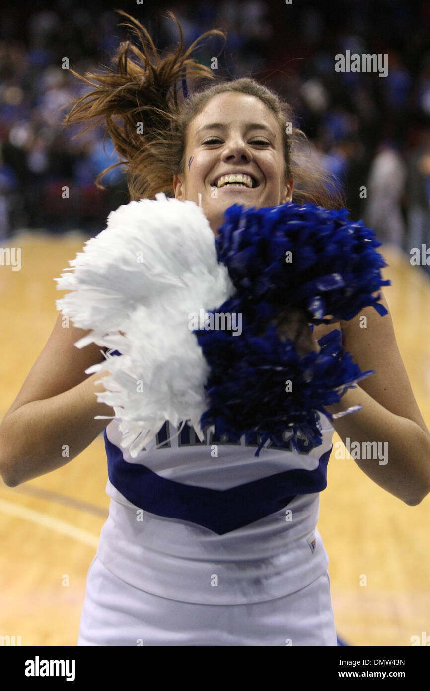 Nov. 13, 2009 - Newark, New Jersey, Stati Uniti - 13 Novembre 2009: Seton Hall cheerleader durante l'azione di gioco nel primo semestre tenuto presso il Centro Prudential a Newark, New Jersey. Seton Hall sentieri St Peters 27 - 22..Mandatory Credit: Alan Maglaque / Southcreek globale di credito (Immagine: © Southcreek globale/ZUMApress.com) Foto Stock