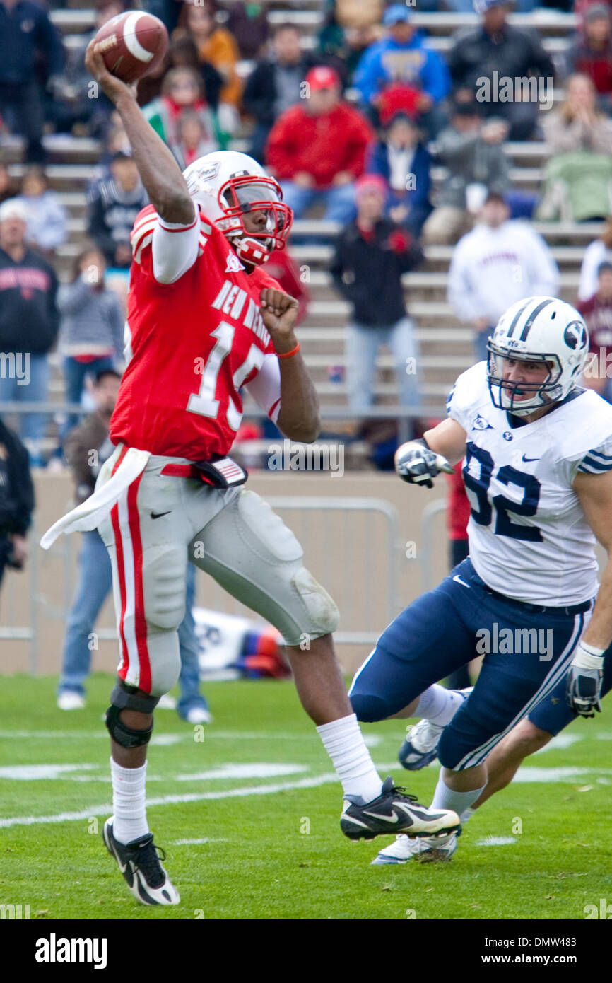 Università del Nuovo Messico Quarterback Donovan Porterie (15) lancia la palla durante il rimescolamento. L'Università del New Mexico è stato sconfitto da BYU 19-24 all'Università Football Stadium di Albuquerque, Nuovo Messico. (Credito Immagine: © lunga Nuygen/Southcreek globale/ZUMApress.com) Foto Stock