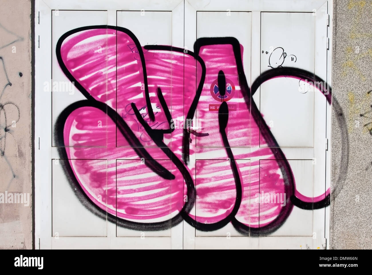 Semplice arte dei graffiti su una porta d'ingresso Foto Stock