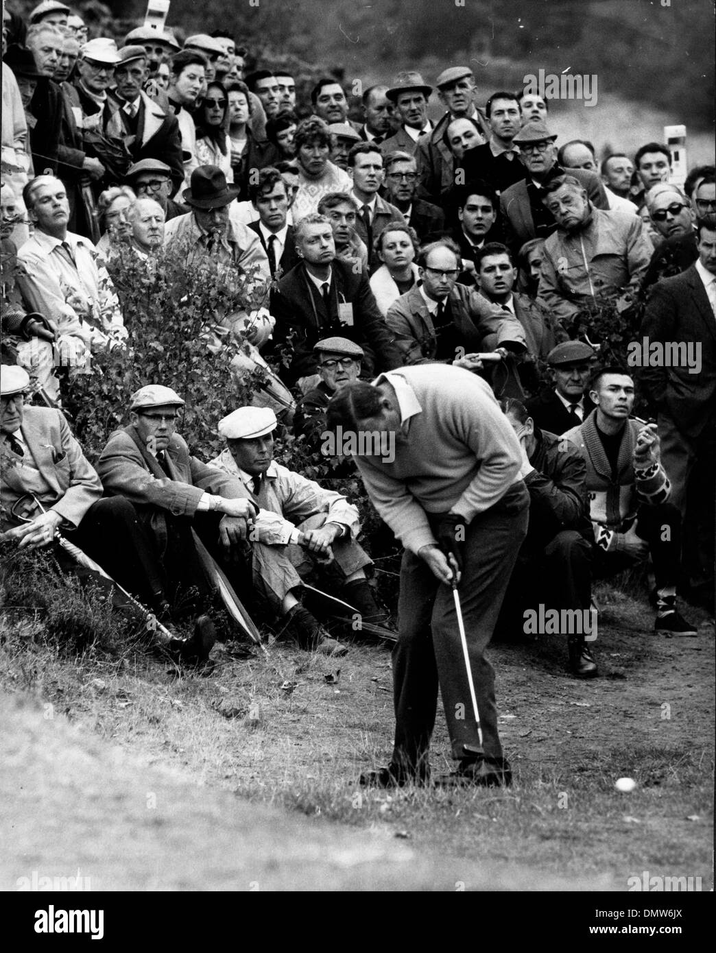 Il 9 ottobre, 1964 - Londra, Inghilterra, Regno Unito - Stati Uniti golfista Arnold Palmer svolge un approccio girato durante il mondo di Piccadilly Match-Play Torneo di Golf di Wentworth. (Credito Immagine: © Keystone Pictures USA/ZUMAPRESS.com) Foto Stock
