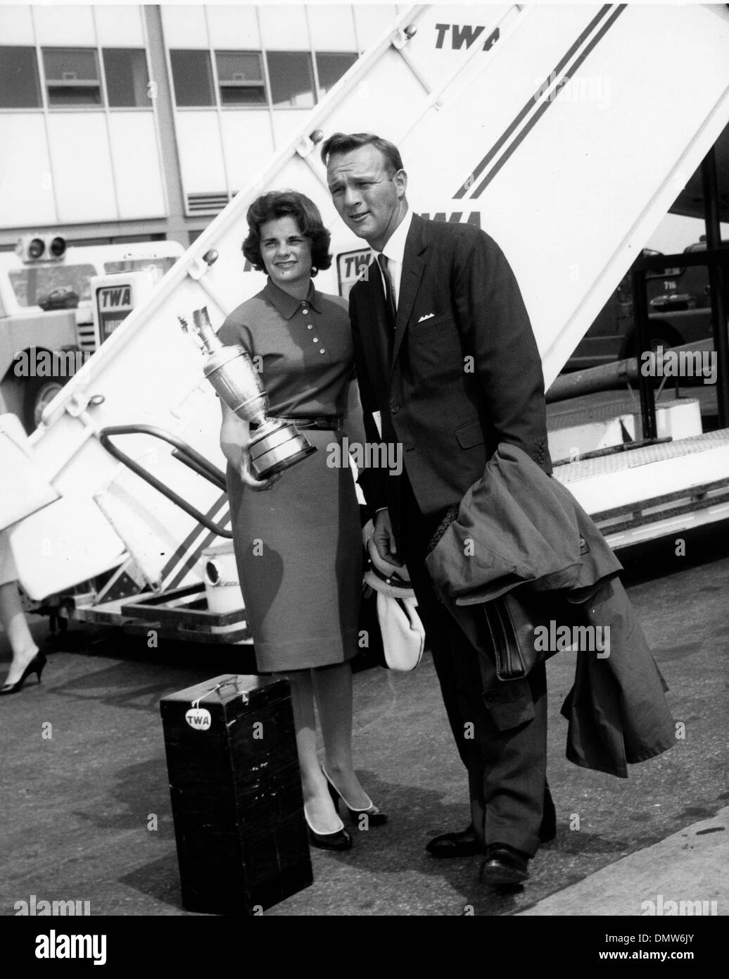 Luglio 16, 1961 - New York, NY, STATI UNITI - Golfista Arnold Palmer arriva nella città di New York con il suo trofeo dal British Open Championship e sua moglie WINNIE. (Credito Immagine: © Keystone Pictures USA/ZUMAPRESS.com) Foto Stock