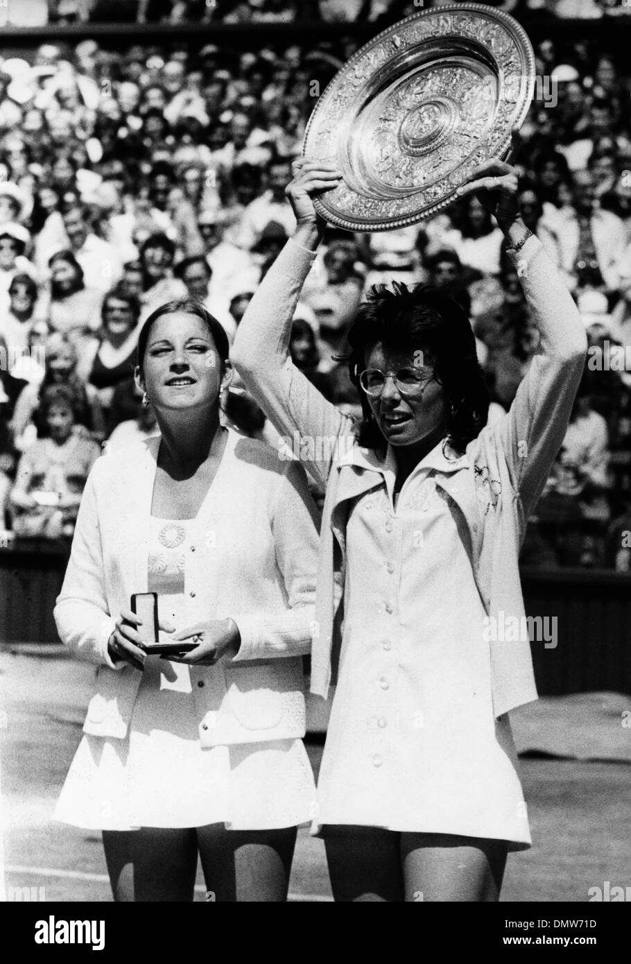 7 luglio 1973 - Londra, Inghilterra, Regno Unito - La stella del tennis Billie Jean King (USA) trattiene il suo trofeo dopo aver vinto il singolare femminile finale contro Chris Evert a Wimbledon. (Credito Immagine: © Keystone Pictures USA/ZUMAPRESS.com) Foto Stock