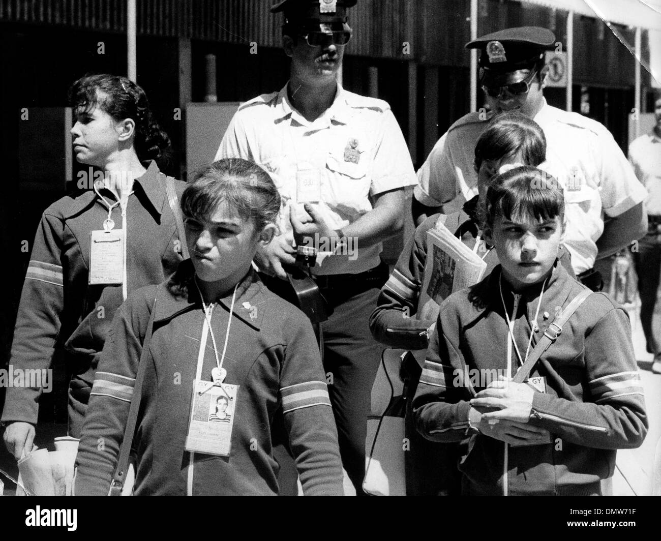 Luglio 26, 1976 - Montreal, Canada - ginnasta Nadia Comaneci passeggiate con i suoi compagni di squadra e una scorta di polizia attraverso il Villaggio Olimpico durante i Giochi Olimpici di Montreal. (Credito Immagine: © Keystone Pictures USA/ZUMAPRESS.com) Foto Stock