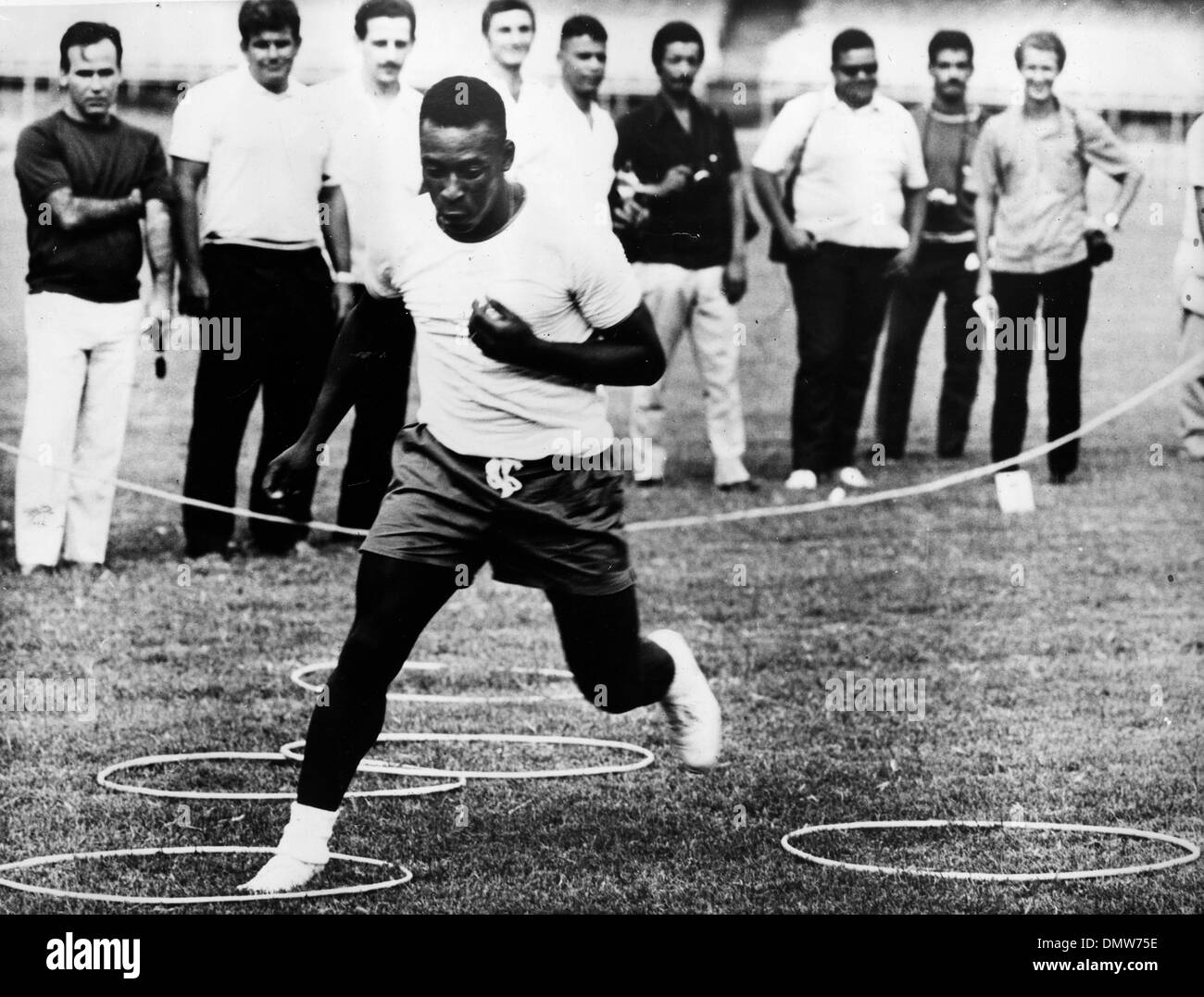 Il 10 agosto 1975 - Città del Messico, Messico - calciatore brasiliano Pelé mostra fuori il suo footwork, mentre la formazione per la Coppa del mondo in cui si gioca contro l'Inghilterra. (Credito Immagine: © Keystone Pictures USA/ZUMAPRESS.com) Foto Stock