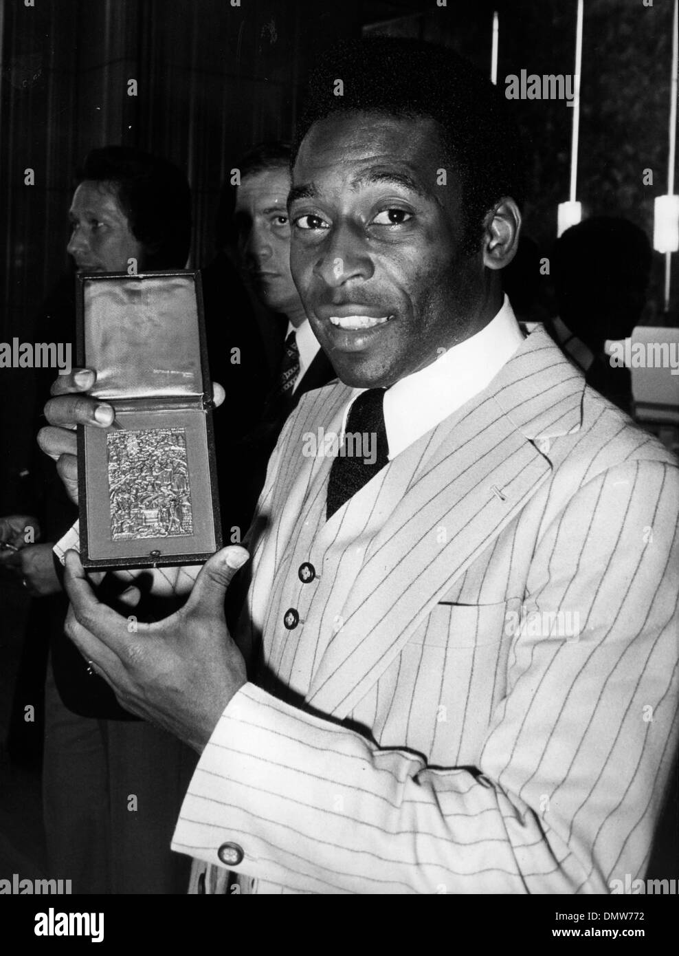 Sett. 14, 1976 - Parigi, Francia - calciatore brasiliano Pelé contiene fino una medaglia dopo essere stato onorato in un partito svoltasi presso l'Hotel de la Ville di Parigi. (Credito Immagine: © Keystone Pictures USA/ZUMAPRESS.com) Foto Stock