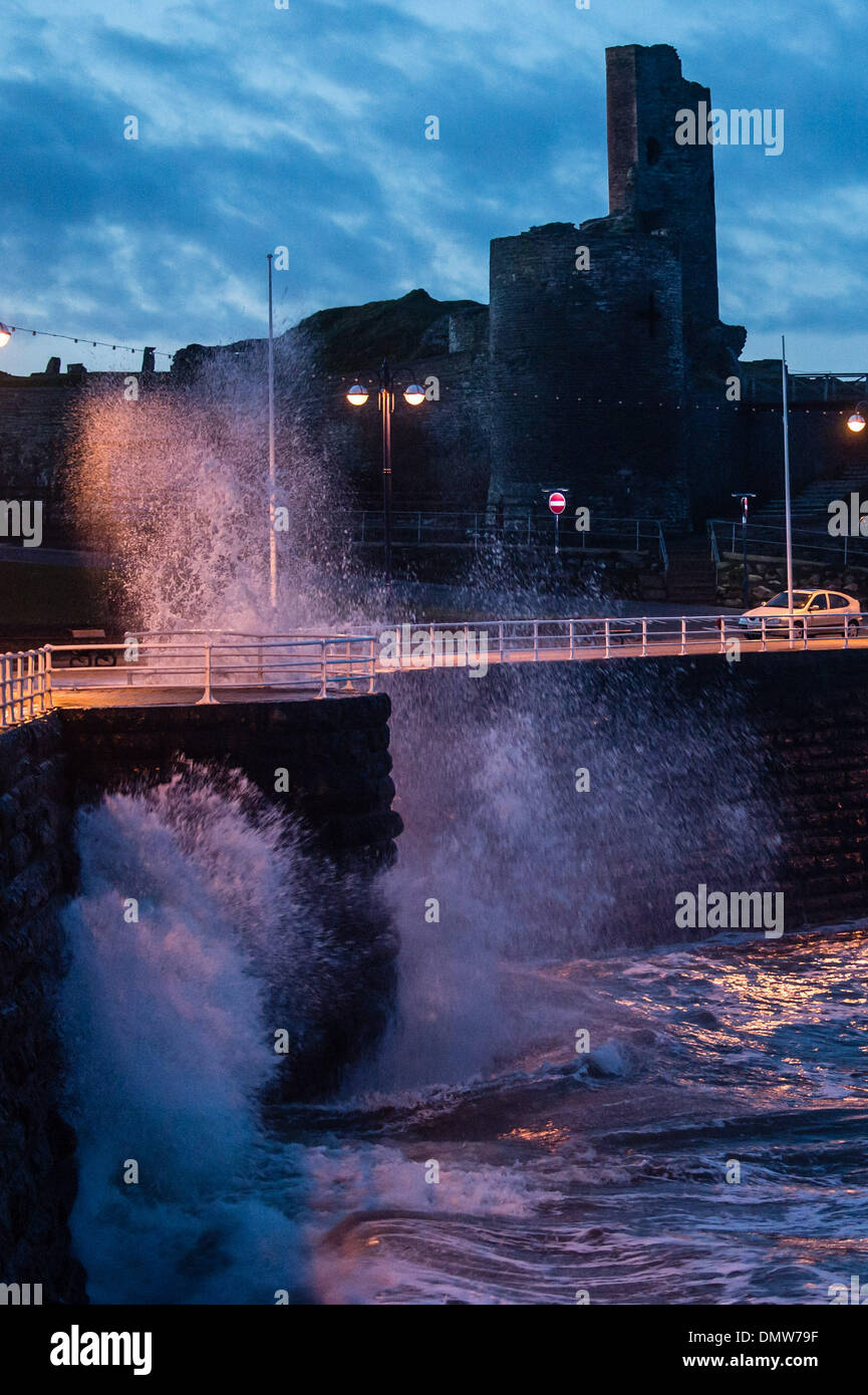 Aberystwyth Wales UK, martedì 17 dicembre 2013 onde si infrangono sulla passeggiata sotto l'ombra di Aberystwyth Castle allo spuntar del giorno. Tempeste e pioggia sono previsioni meteo per spazzare in da ovest del Regno Unito su Mercoledì 18 Dicembre Photo credit: keith morris/Alamy Live News Foto Stock