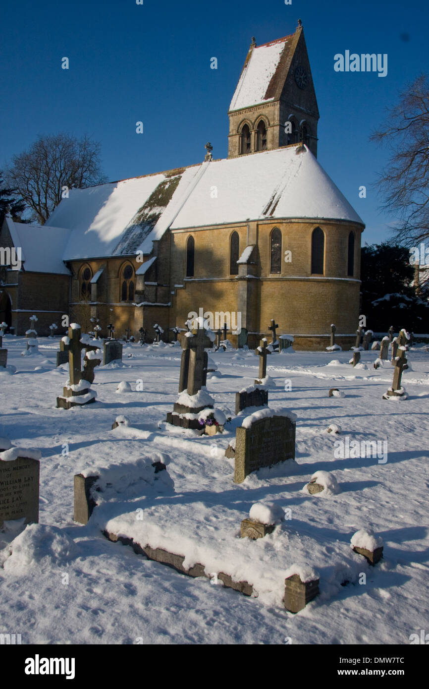 Freeland chiesa parrocchiale e il cimitero sotto la neve Foto Stock
