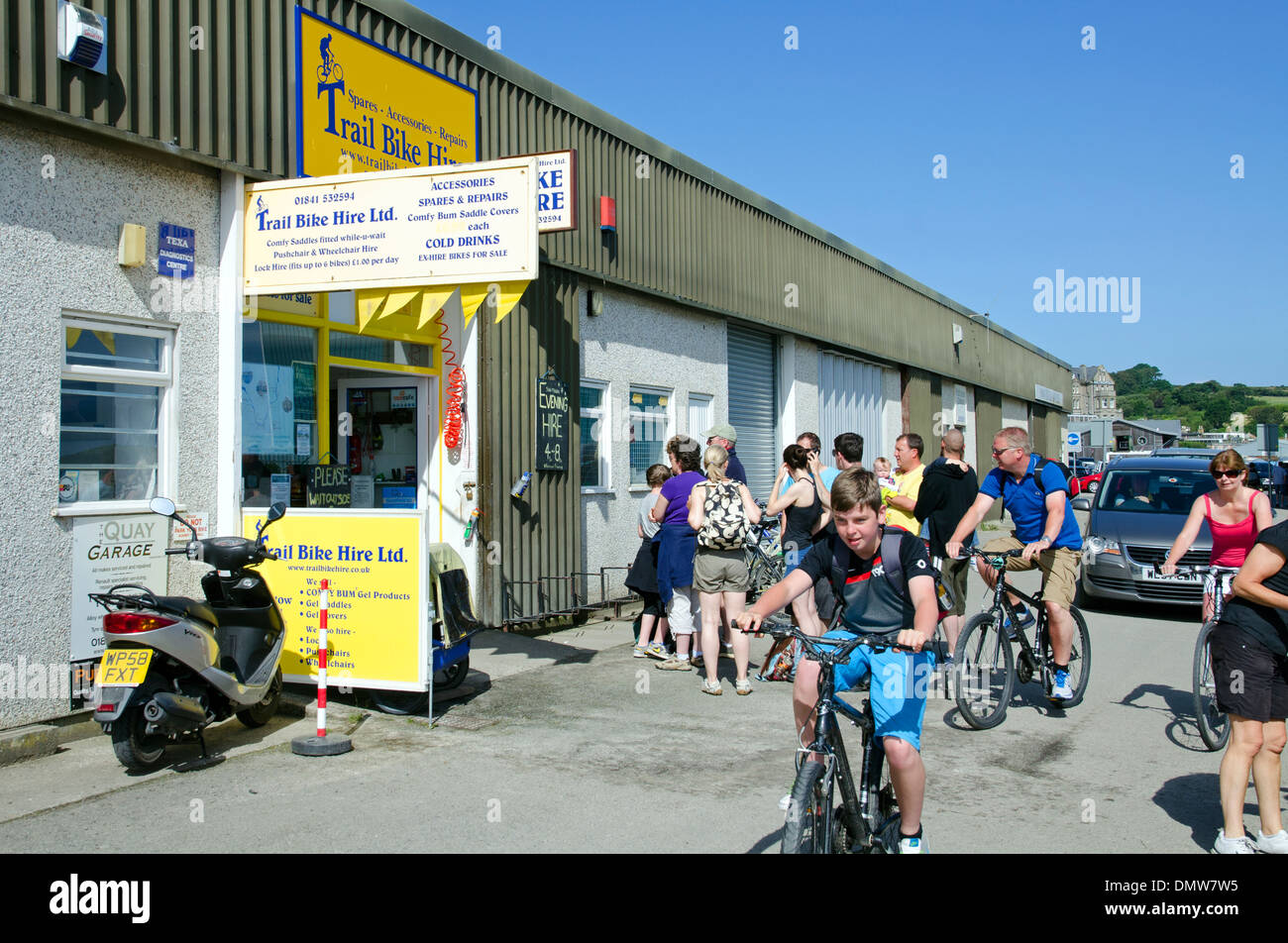 Un ciclo centro di noleggio all'inizio del sentiero del cammello percorso ciclabile a Padstow, Cornwall, Regno Unito Foto Stock