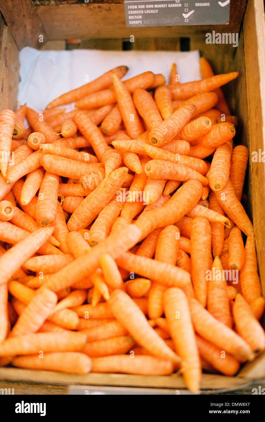 Una scatola di vegetali di raccolte lavato le carote. Foto Stock