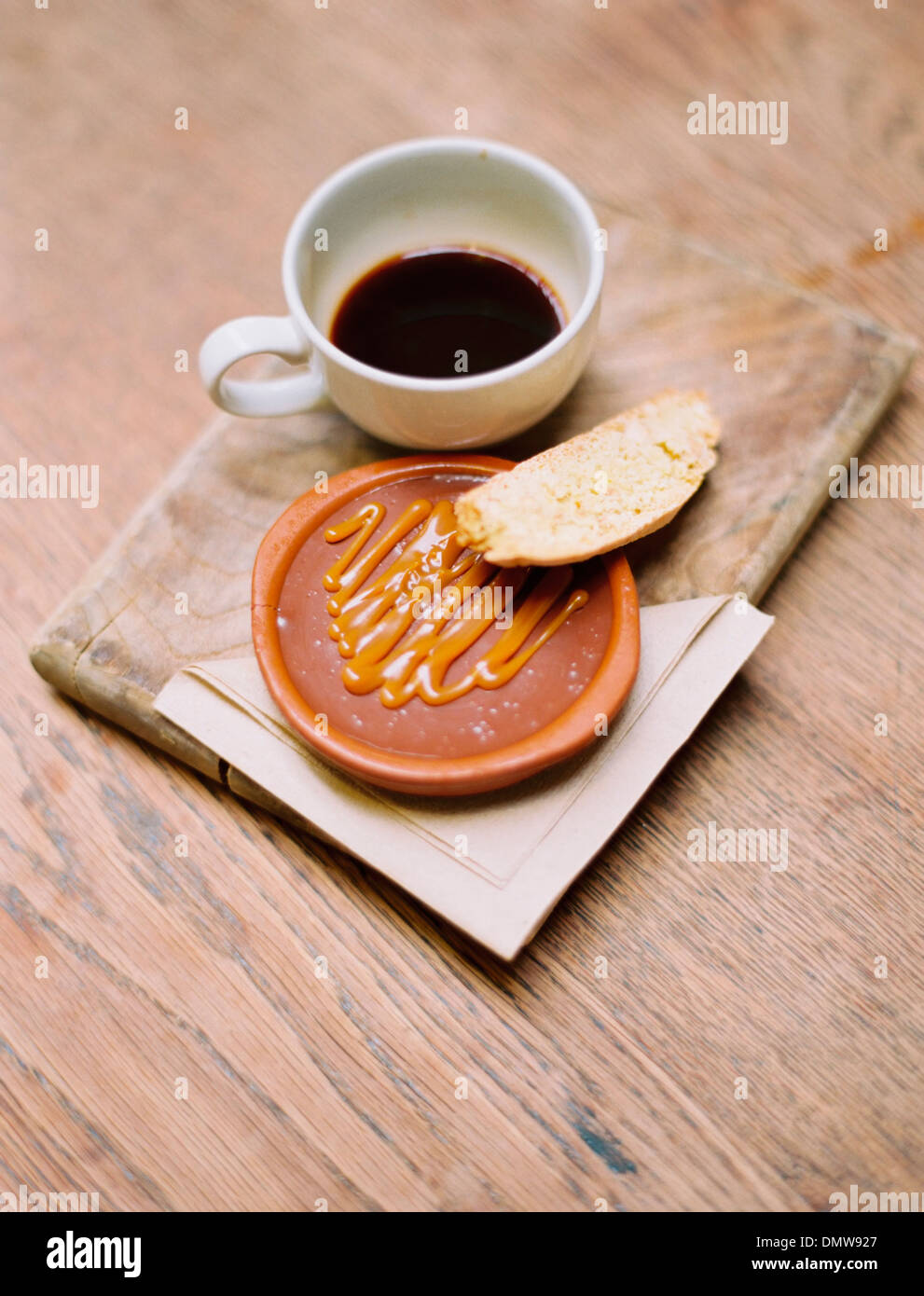 Una fetta di pane miele o pasta dolce e una tazza di caffè. Foto Stock