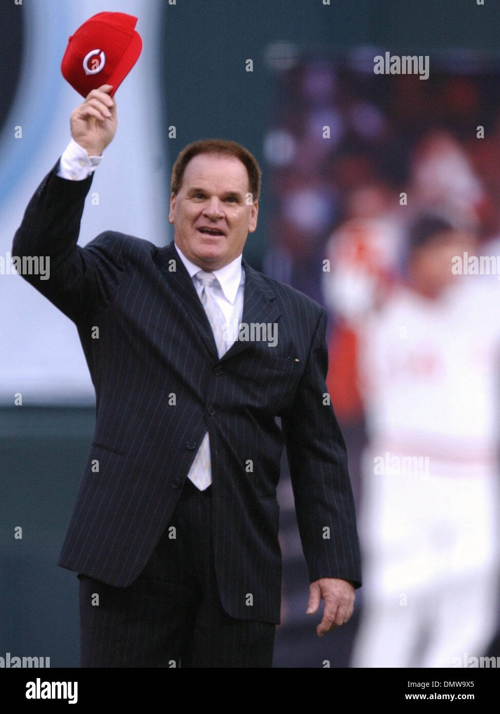 Oct 23, 2002 - San Francisco, CA, Stati Uniti d'America - con un poster del suo più memorabile momento di baseball dietro di lui, PETE ROSE suggerimenti il suo cappello alla folla prima di gioco 4 del 2002 World Series mercoledì 23 ottobre, 2002 al Pac Bell Park in San Francisco California (Credito Immagine: © Jose Carlos Fajardo/Contra Costa Times/ZUMA Premere) Restrizioni: USA diritti tabloid fuori! Foto Stock