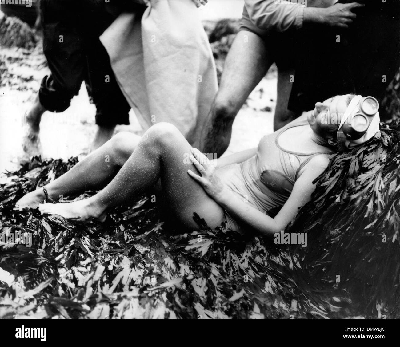 Agosto 23, 1958; Dover, Regno Unito; nuotatore danese, GRETA ANDERSEN, precedentemente della Danimarca ha conquistato oggi la International Cross Channel Swim inexactly undici ore, una nuova donna record. La foto mostra Greta Anderson immediatamente rilassante, per raggiungere la riva alla fine della sua grande nuotare questo pomeriggio. (Credito Immagine: © Keystone Pictures USA) Foto Stock