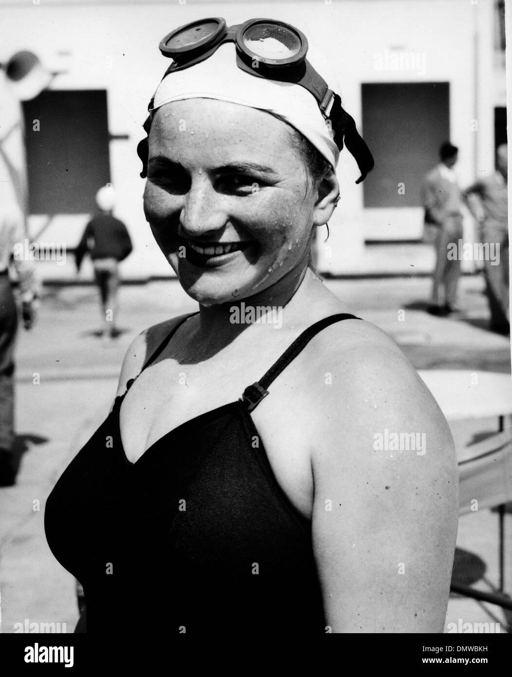 Agosto 16, 1954 - Londra, Inghilterra, Regno Unito - MARGARET giù, un nuotatore competitivi ai treni di prepararsi a nuoto attraverso il canale inglese. (Credito Immagine: © Keystone Pictures USA/ZUMAPRESS.com) Foto Stock